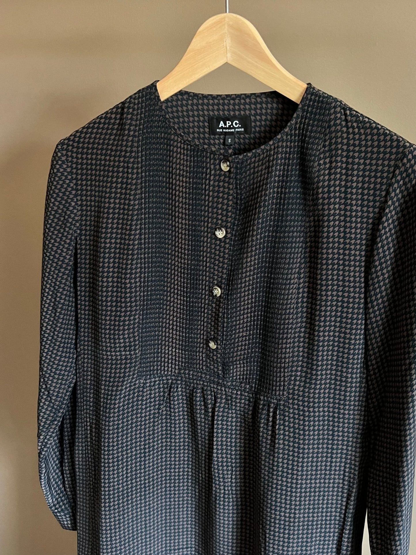 Preloved A.P.C. 100% silkki mekko, musta - ruskea, koko S Siloa Secondhand – huollettu ja kuntotarkastettu