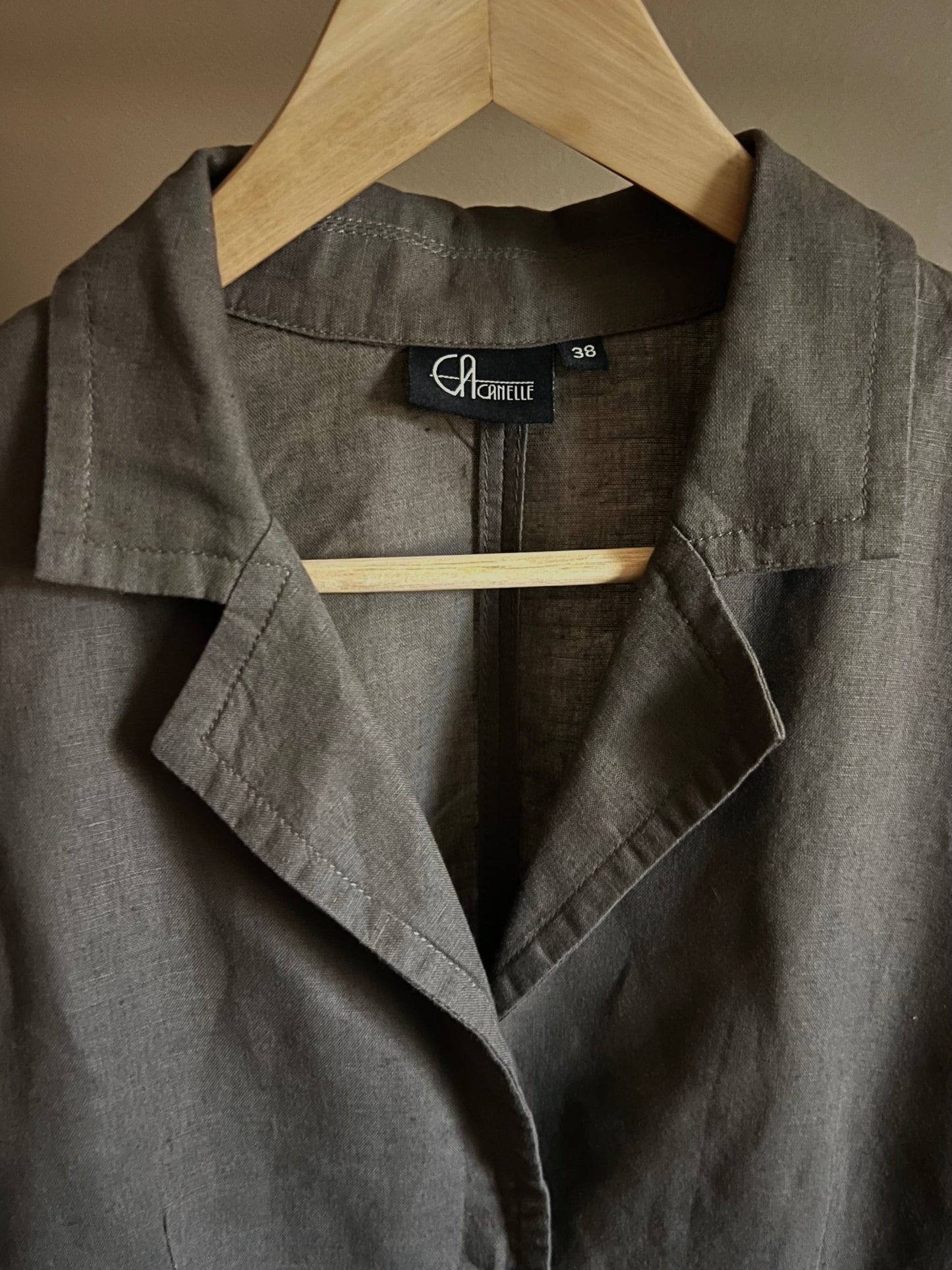 Preloved Canelle, 55 % pellava, 45 % puuvilla bleiseri, ruskea, koko 38 Siloa Secondhand – huollettu ja kuntotarkastettu
