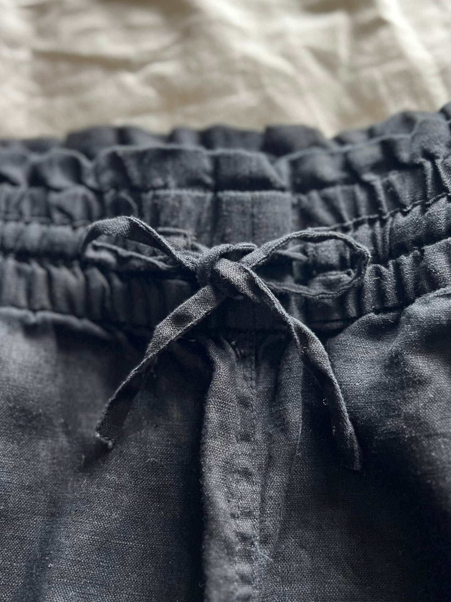 Preloved Los Angeles Atelier & Other Stories, 100 % pellava housut, musta, koko 34 Siloa Secondhand – huollettu ja kuntotarkastettu