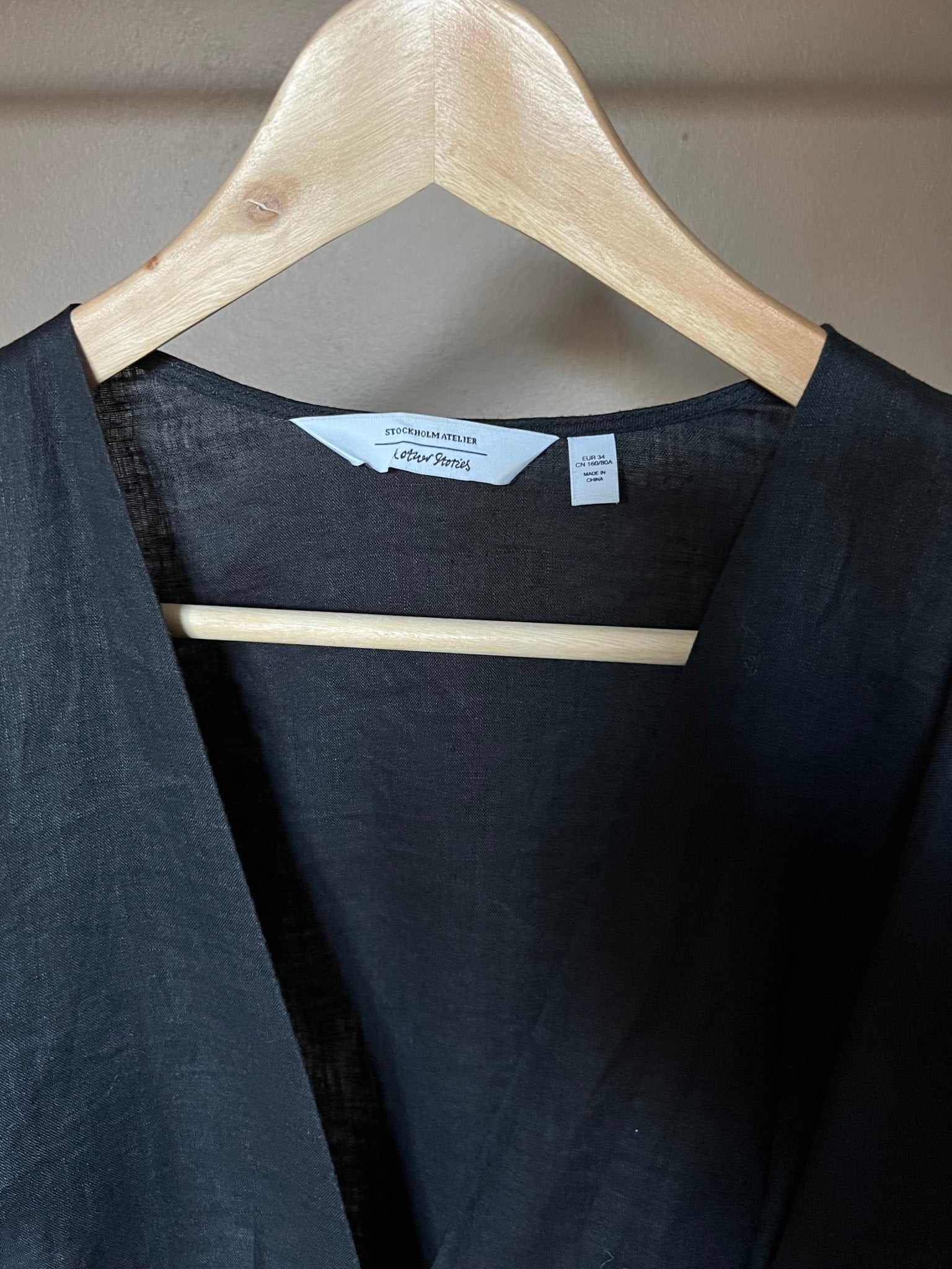 Preloved Stockholm Atelier & Other Stories, 100 % pellava mekko, musta, koko 34 Siloa Secondhand – huollettu ja kuntotarkastettu
